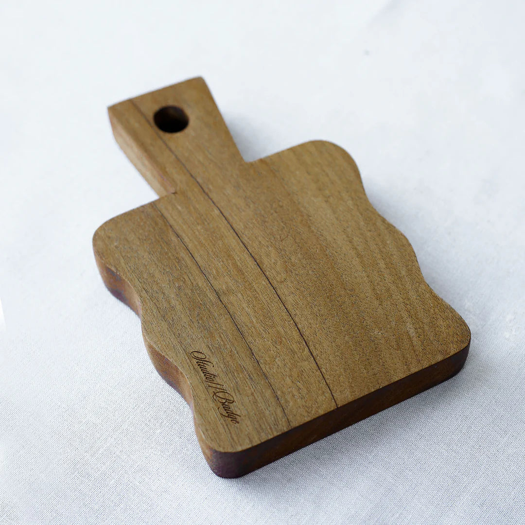 STUDIO BADGE Wavy Walnut Board